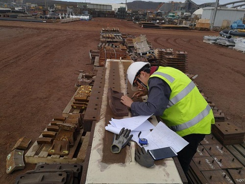 Notre ingénieur vérifie et inspecte les dimensions des revêtements d'affaissement dans une usine minière